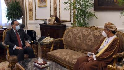 رئيس الوزراء يلتقى سفير سلطنة عمان الجديد لدى مصر