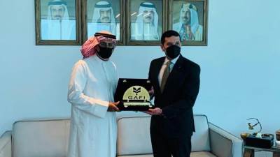 رئيس الهيئة العامة للاستثمار والمناطق الحرة يصل العاصمة البحرينية المنامة