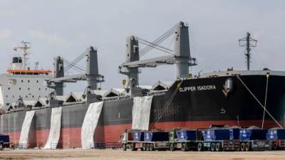 نجاح شحن أول سفينة "كلينكر" بحمولة 50 ألف طن من شرق بورسعيد لغرب إفريقيا*