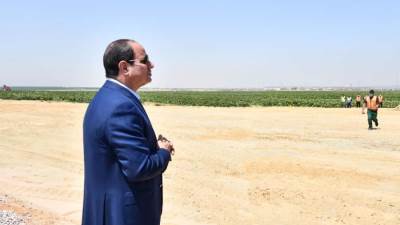 السيسي يتفقد موسم الحصاد الزراعي بمشروع «مستقبل مصر» بالصحراء الغربية