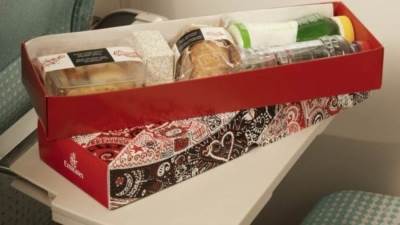 فيديو.. طيران الإمارات تتعاون مع فنانين بدبي في إصدار خاص من العلب الرمضانية