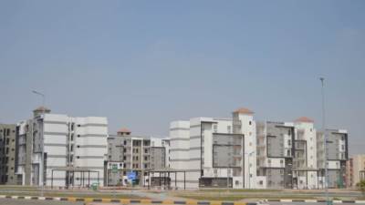 وزير الإسكان : جار تنفيذ طبقة الأسفلت لشبكة طرق مشروع "سكن مصر" بمدينة الشروق