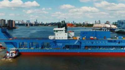 أول صورة لـ"الكراكة" «مهاب مميش» في قناة السويس