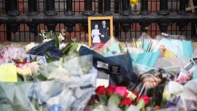  زهور ورسائل عزاء أمام قصر باكنغهام بسبب وفاة الأمير فيليب