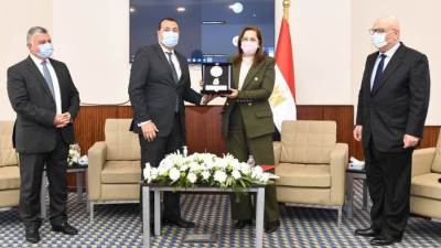 هالة السعيد تكرم نائب رئيس مجلس إدارة شركة تمويلي للتمويل متناهي الصغر