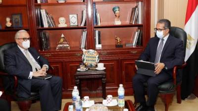 وزير السياحة والآثار يلتقي سفير إيطاليا بالقاهرة 