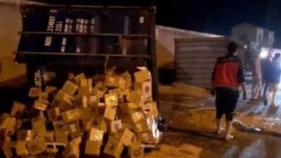 انقلاب سيارة نقل محملة بالمواد الغذائية على الطريق الزراعى بالبحيرة