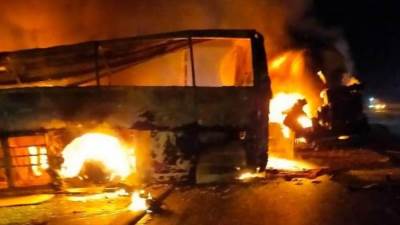 عاجل : تصادم أتوبيس مع سيارة نقل بطريق أسيوط - البحر الأحمر 