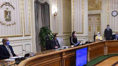 رئيس الوزراء يطالب الجهات الحكومية بالاستفادة من خدمات مجمع الإصدارات الذكية