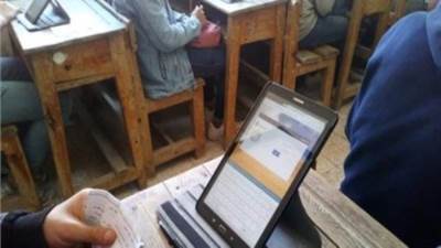 طلاب الثانوية العامة يبدأون الامتحان التجريبى باستخدام شبكة انترنت المدارس