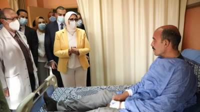 بالصور.. وزيرة الصحة تطمئن على الحالة الصحية لمصابي حادث طوخ بمستشفى بنها للتأمين الصحي 