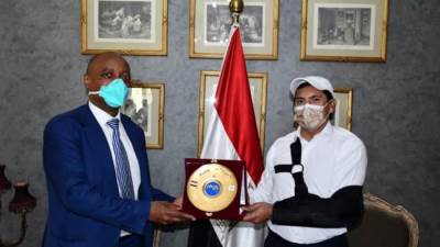 وزير الشباب الرياضة يستقبل رئيس الكاف عقب وصوله القاهرة