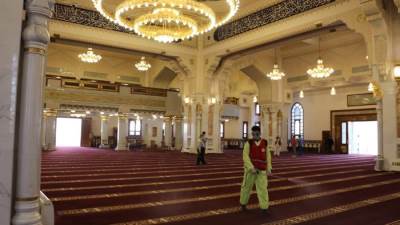 الهلال الأحمر المصري يُجري أكبر عملية تعقيم للمساجد في ١٠ محافظات