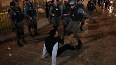 عاجل :اندلاع المظاهرات بين الشعب الفلسطيني وجيش الاحتلال الصهيونى وعشرات الجرحي