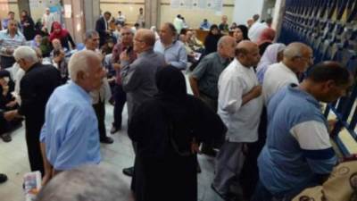 تخفيض سن المعاش للعاملين بالجهاز الإداري للدولة إلى 50 عاماً.. الحكومة ترد