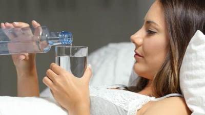 دراسة علمية : الإفراط في شرب الماء أثناء الليل يزيد من احتمالية ظهور أعراض الاكتئاب