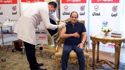 السيسي يتلقي التطعيم باللقاح المضاد لفيروس كورونا