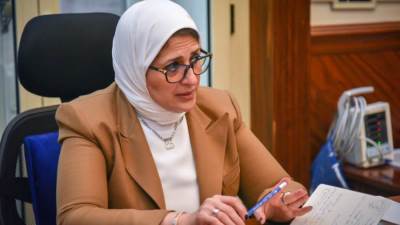 وزيرة الصحة توجه بتوزيع أطباء الزمالة للعمل بنظام دوري في مستشفيات عزل كورونا مع صرف حوافز شهرية لهم