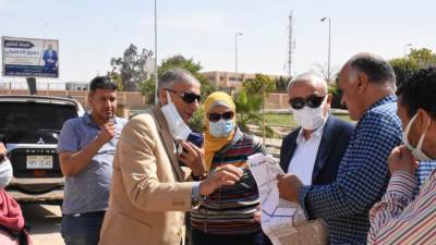 مسئولو "الإسكان" يتفقدون مشروعات المرافق وتطوير المحاور والطرق الرئيسية بالتجمع الأول