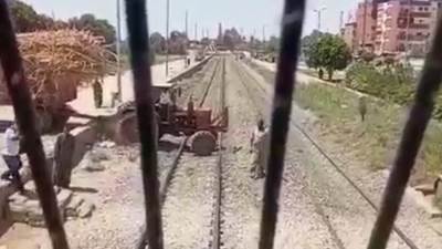 جرار قصب يقتحم سور السكة الحديد بأسوان.. ويقظة سائق القطار تمنع كارثة