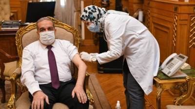 وزير الدولة للإنتاج الحربي يتلقى لقاح كورونا