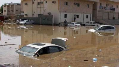 السيول تجرف السيارات والأشخاص فى مكة المكرمة.. فيديو