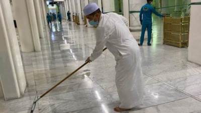 شاهد وزير ماليزى ينظف المسجد الحرام من أثار الأمطار مع عمال الحرمين