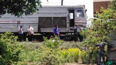 حادث قطار دمياط.. فصل العربات عن الجرار تمهيدا لفتح الطريق..صور