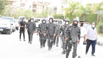 رئيس جهاز القاهرة الجديدة يقود حملة مكبرة لتنفيذ قرارات غلق وتشميع بالتجمع الأول