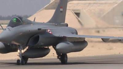 الحكومتان المصرية والفرنسية توقعان عقد "صفقة" توريد (30) طائرة طراز رافال 