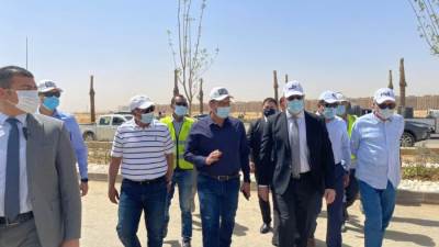 وزير الإسكان يتفقد مشروعات بالعاصمة الإدارية الجديدة