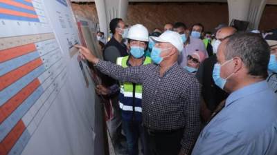 وزير النقل في جولة تفقدية بمواقع العمل بالطريق ويتابع أعمال إنشاء كوبريي جنيفة والمعاهدة