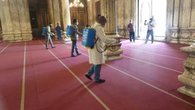 وزارة السياحة والآثار تواصل متابعة تطبيق ضوابط السلامة الصحية وإجراءات تطهير المتاحف والمناطق الآثرية 