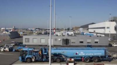 هولندا تعتقل 6 إسبان لرفضهم ارتداء الكمامة بالطائرة فى رحلة إلى امستردام