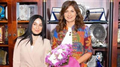 وزيرة الهجرة تستقبل فتاة مصرية بعد حل أزمة توقفها بأحد المطارات 