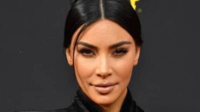 كيم كاردشيان تنفى صلتها بتمثال رومانى مهرب فى شحنة باسمها من إيطاليا