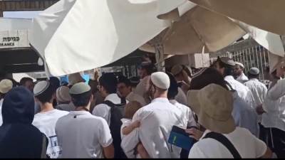 عاجل :عند مدخل الاقصي مسيرة استفزازية لآلاف المستوطنين داخل البلدة القديمة