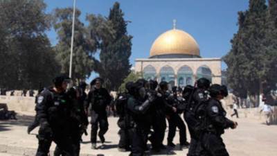 قوات الاحتلال تقتحم مصلى قبة الصخرة واستمرار المواجهات بباحات "الأقصى"