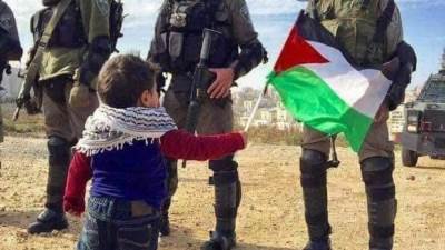 فلسطين عربية ..أطفال كالفرسان تقف أمام الإحتلال الصهيوني 