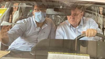 بالصور.. وزير قطاع الأعمال العام.. يتفقد 13 سيارة "E70" واردة من شركة دونج فونج الصينية