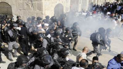 ديفيد هيرست: «إسرائيل» تنثر بذور انتفاضة جديدة بعدوانها على الأقصى