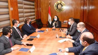 نيفين جامع: الحكومة حريصة على جذب المزيد من الاستثمارات والخبرات الصناعية العالمية للصناعة الوطنية