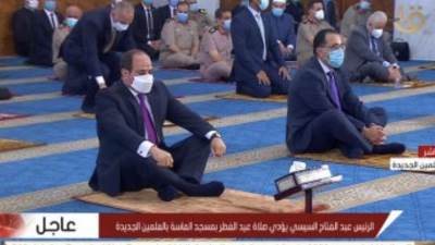 الرئيس السيسي ومصطفي مدبولي يؤديان صلاة العيد بمسجد الماسة بالعلمين