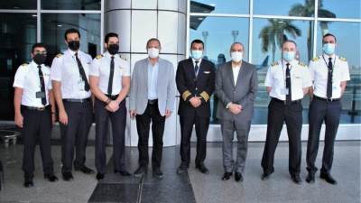 وزير الطيران المدني يتفقد مطار القاهرة ويهنئ المسافرين والعاملين بعيد الفطر المبارك