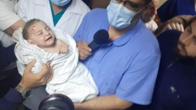 الطفل الفلسطيني الوحيد قتلت كل عائلتة وتبقي هو وحيدا 