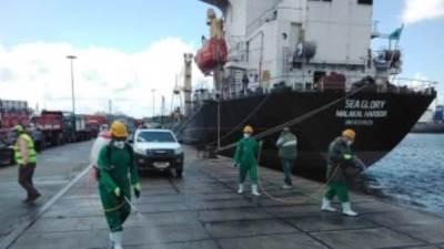 الحكومة تنفى تلوث ميناء الإسكندرية نتيجة تسرب بقع زيتية من السفن الضخمة