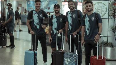 لاعبين الأهلى فى مطار القاهرة قبل السفر لجنوب أفريقيا
