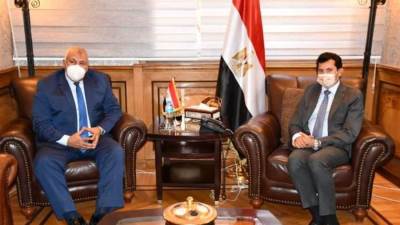 وزير الشباب والرياضة يلتقي محافظ الوادي الجديد