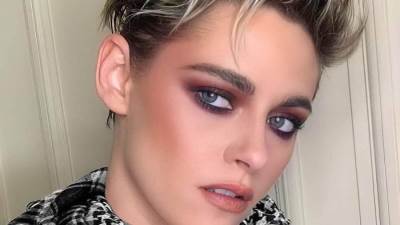 بطلة افلام "  Twilight " النجمة الامريكية العالمية " Kristen Stewart " ترتدي الوشاح الفلسطيني 