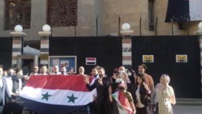 بدء ادلاء السوريين المقيمون فالقاهرة باصواتهم فالانتخابات الرئاسية السورية 